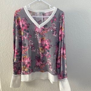 NWOT White Birch Gray Floral Batwing Top